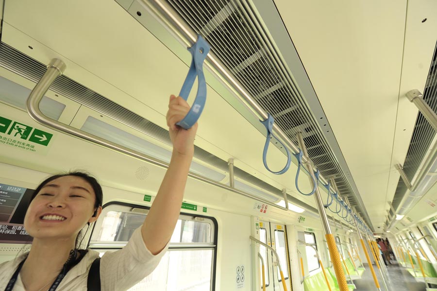 Largest subway train unveiled in Beijing