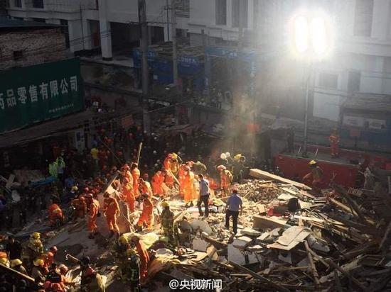 More than 20 buried under collapsed buildings in Wenzhou