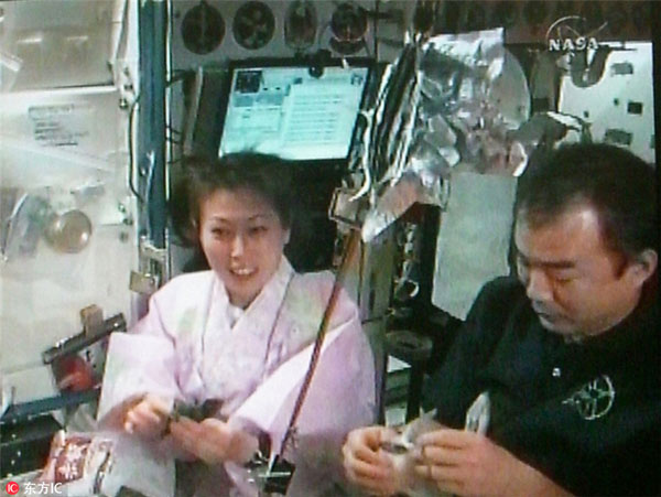 What do astronauts eat in space？