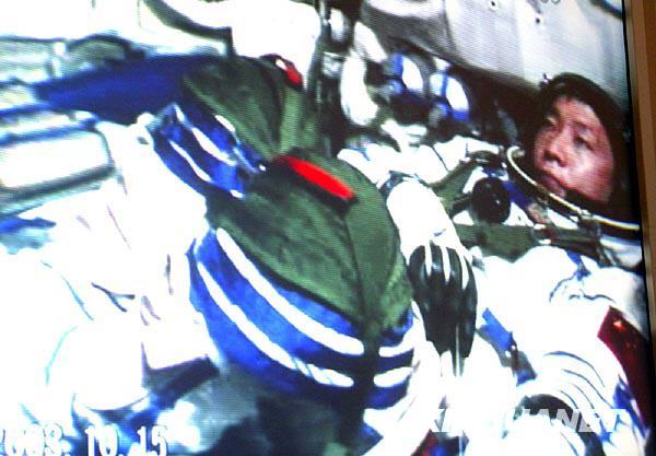 Chinese astronaut hears non-causal knock in space