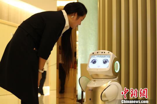 Shenzhen Airlines introduces robots to improve customer service
