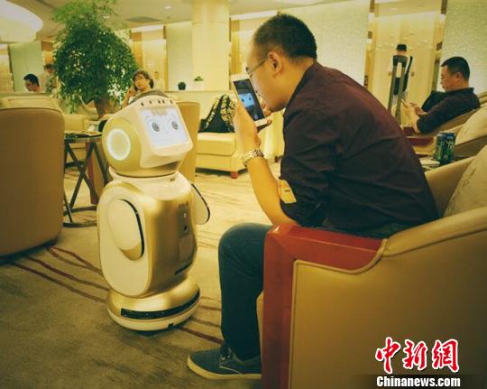 Shenzhen Airlines introduces robots to improve customer service