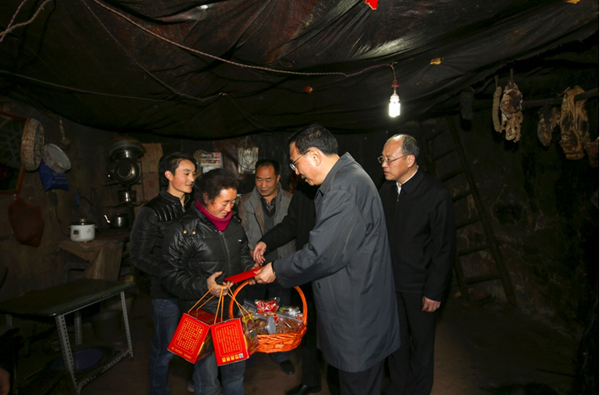 Premier Li gives villagers Spring Festival gifts
