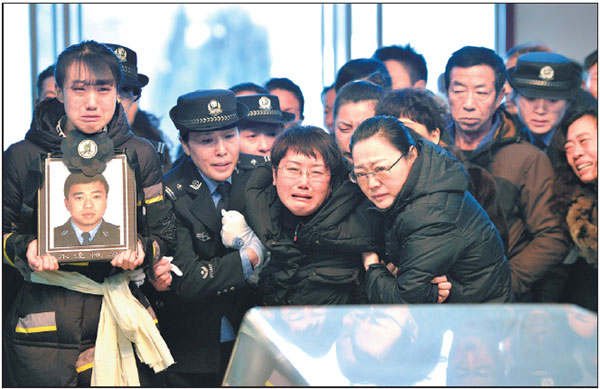 Killed cop's mom dies after son's funeral