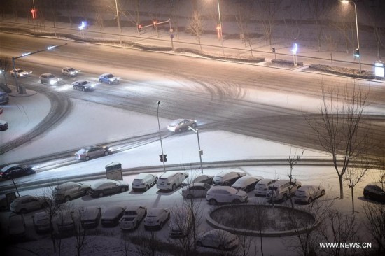 Snow in North China disrupts traffic, flights