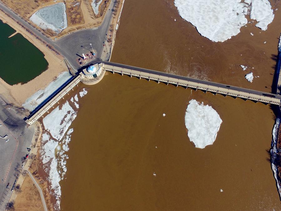 Inner Mongolia section of Yellow River starts to thaw