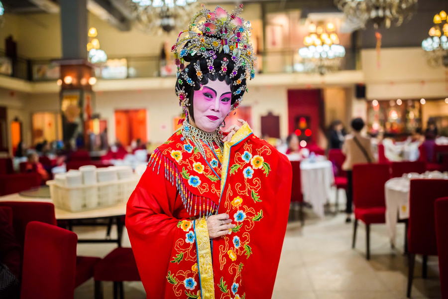 Drinking in old atmosphere at the only Cantonese opera teahouse in Guangzhou
