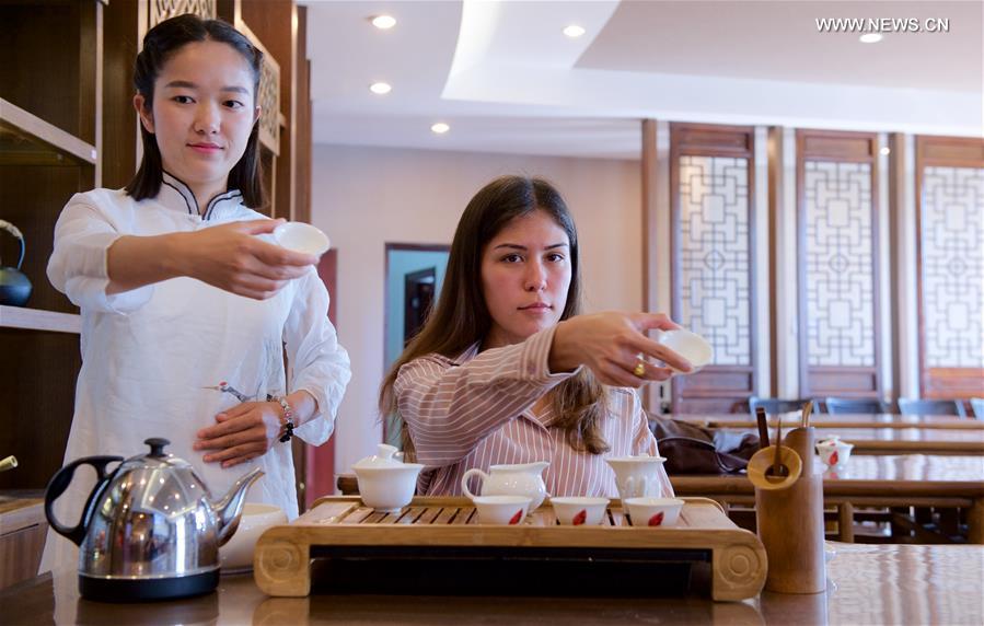 Foreign students learn tea ceremony at East China's college