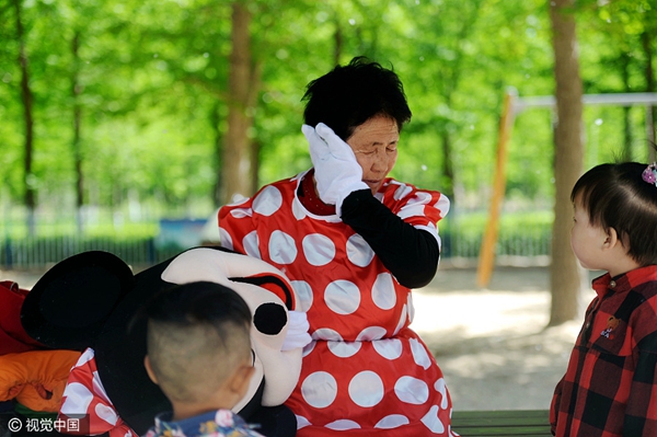 72-year-old plays Minnie Mouse to pay for medical bills