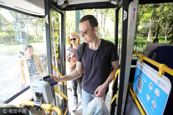 Hangzhou buses first to all use mobile pay