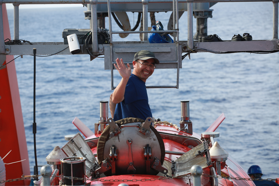 <EM>Jiaolong</EM> descends over 6 km in Mariana Trench