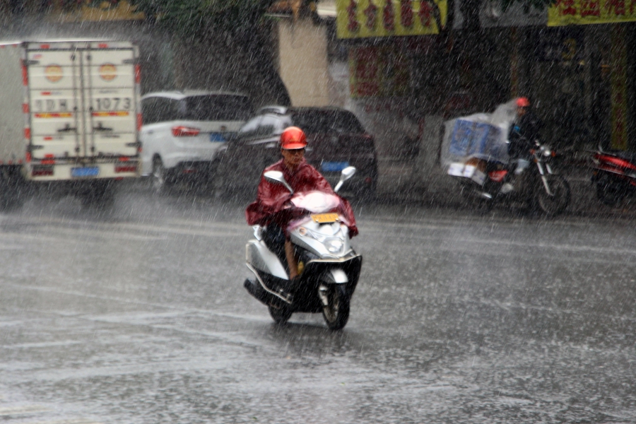 Typhoon Merbok slashes its way into S China