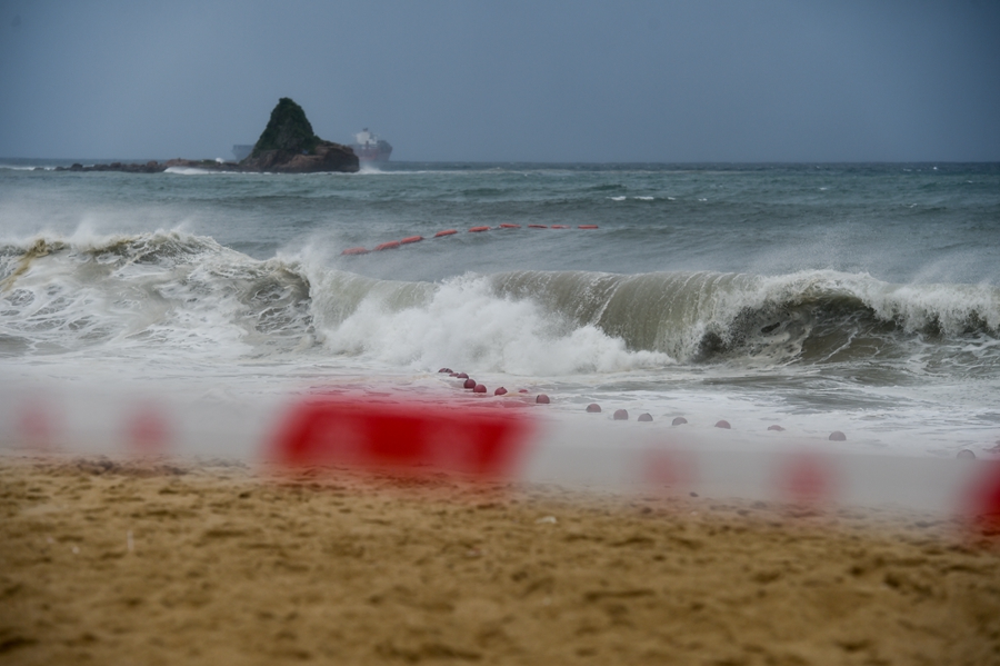 Typhoon Merbok slashes its way into S China