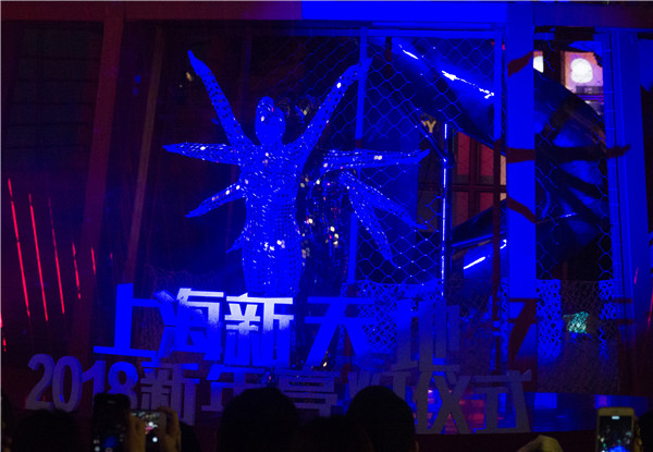 Hi-tech Christmas tree lights up Shanghai Xintiandi