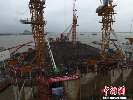 Record set for China's largest concrete pour during east China bridge project