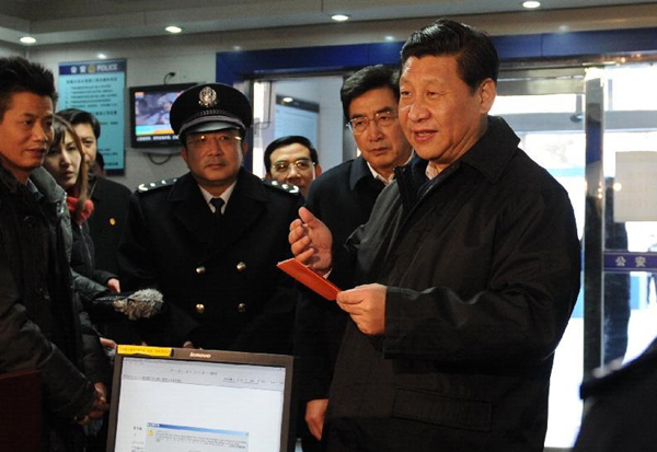 Xi Jinping extends festival greetings to workers, police