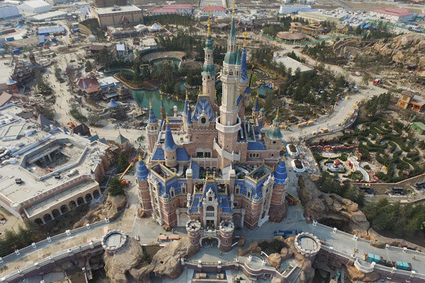 Shanghai Disneyland fans endure long wait, high ticket prices