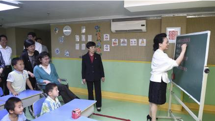 China's first lady visits children with autism in Beijing