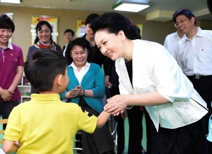 China's first lady visits children with autism in Beijing