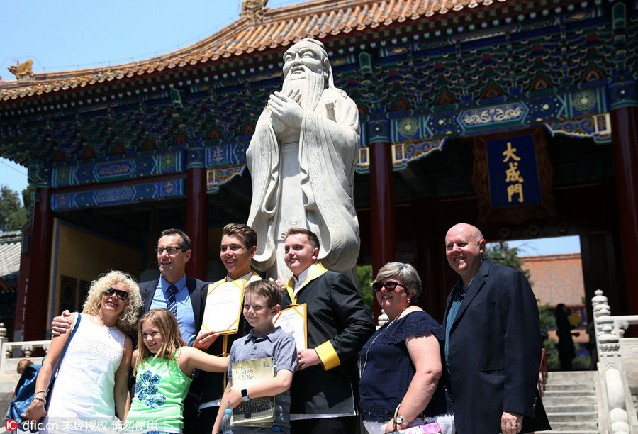 Graduation ceremony in Confucius Temple