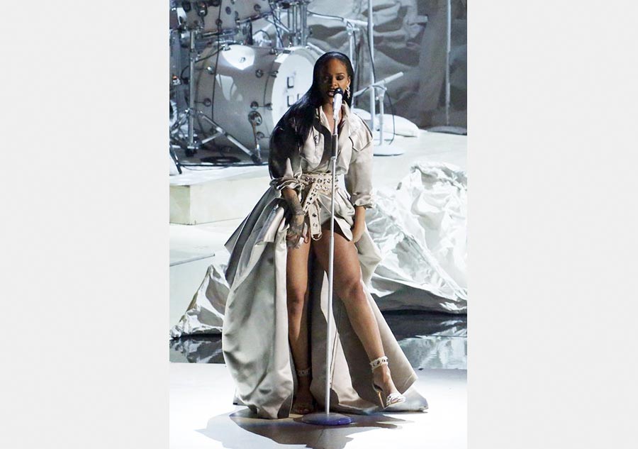 Beyonce storms Video Music Awards, Rihanna gets lifetime award
