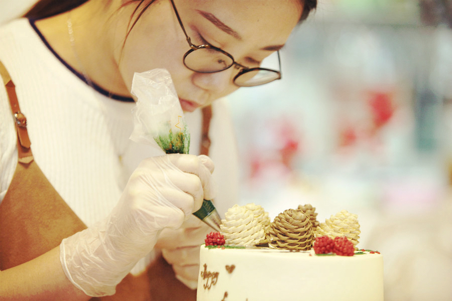 Post-90s self-employed woman makes 'oil painting' cakes