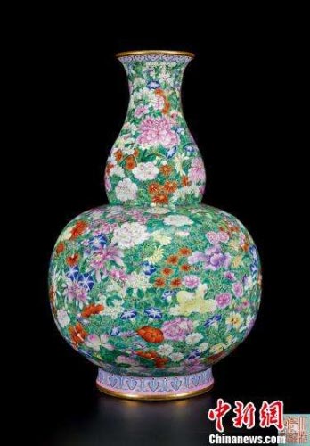 Qing Dynasty vase grabs high price at auction