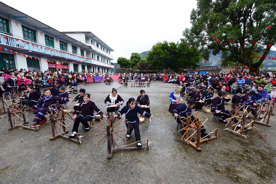 Annual weaving festival kicks off in Guangxi