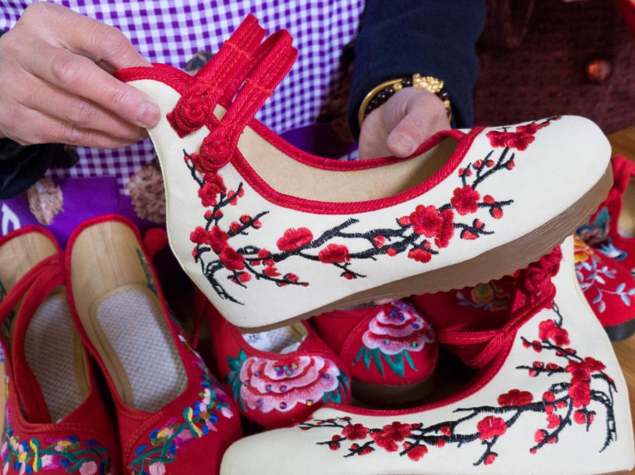 In pics: Technique of China's traditional shoes making