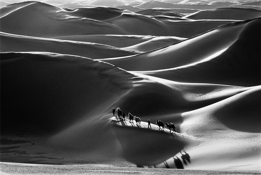 Photographer captures splendid scenery deep in the desert