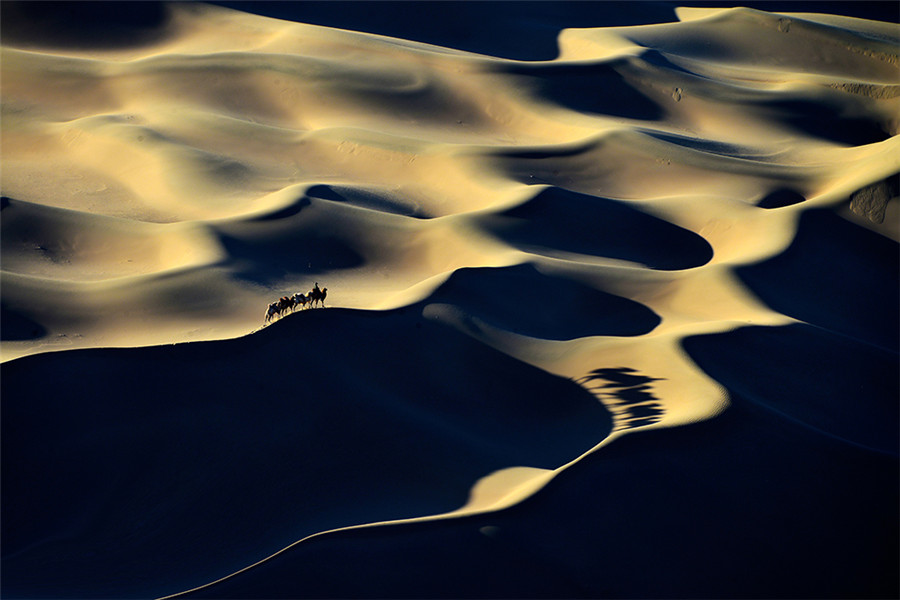 Photographer captures splendid scenery deep in the desert