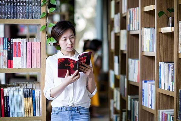 Chinese bookstores adapt to social changes
