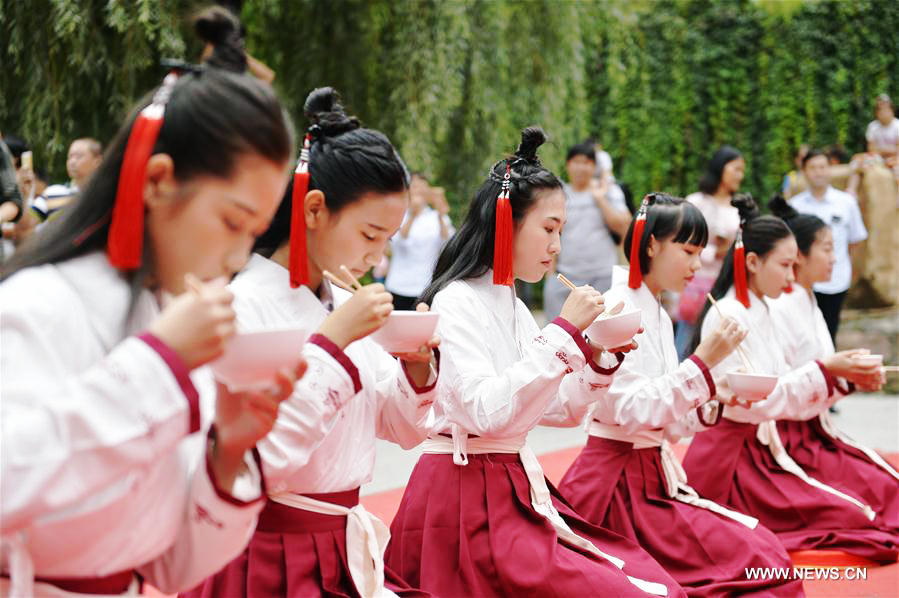 Han dress fans show Chinese traditional coming-of-age ceremony