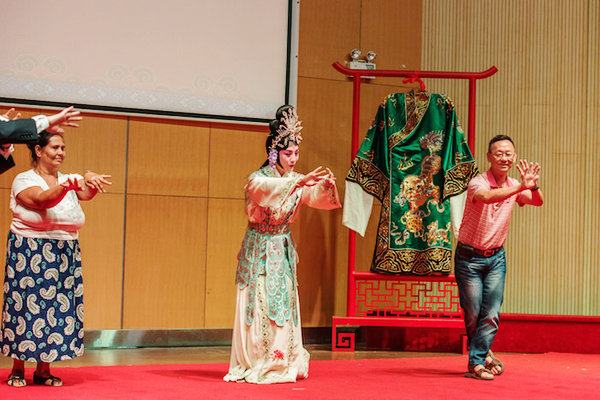 Chinese Cultural Talk: Artists show charm of Peking Opera in Mauritius