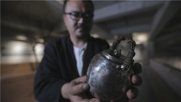 Chinese man reviving century-old crockery with ancient art