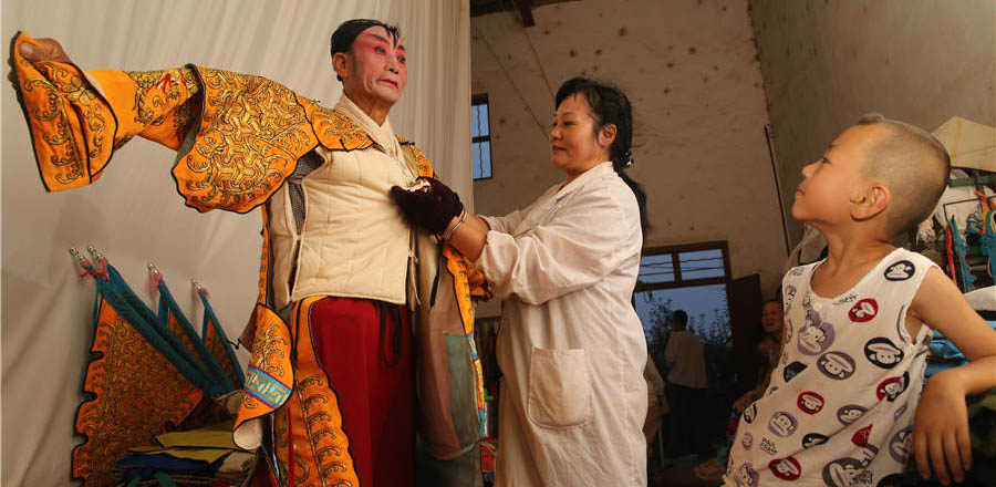 Qinqiang Opera actors brave heat to bring smile to faces