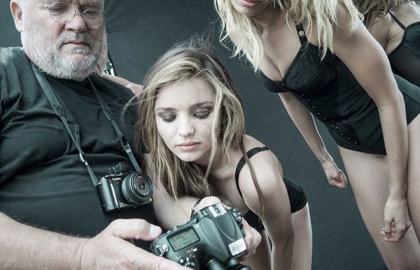 Supermodels pay tribute to 50th anniversary of iconic Pirelli calendar