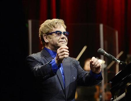 Elton John lauds young artists, then mixes his new songs with old