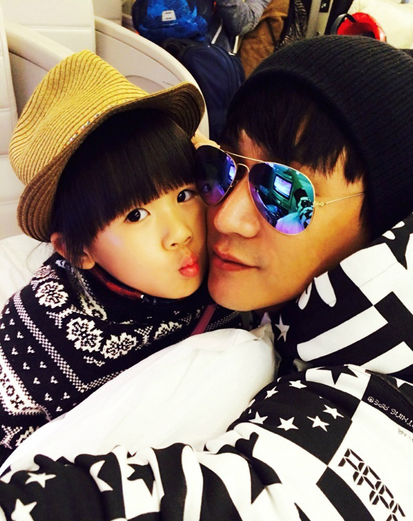 Happy moments of actor Lu Yi with his daughter