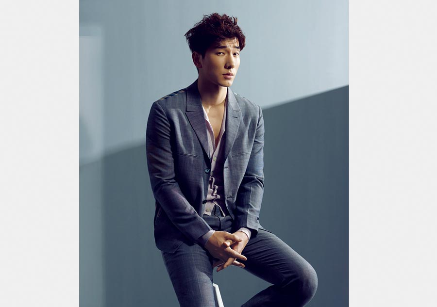 Zhang Liang poses for <EM>men's uno</EM> magazine