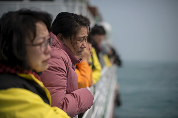 South Koreans mourn on anniversary of ferry disaster
