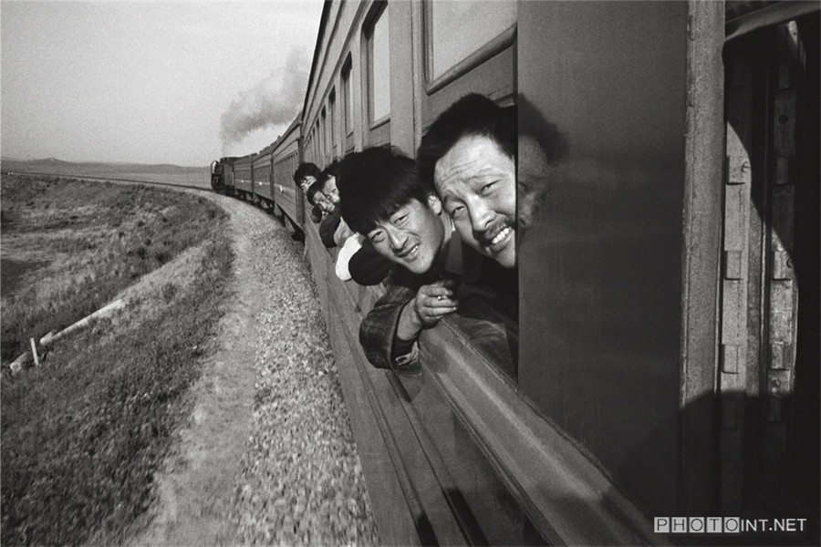 Photographer captures Chinese on the train