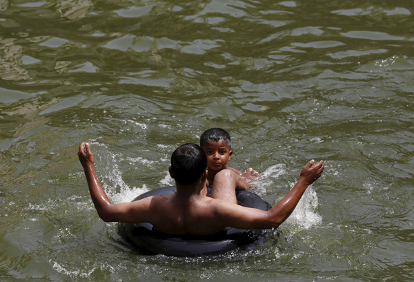 Death toll from heat wave in India nears 800
