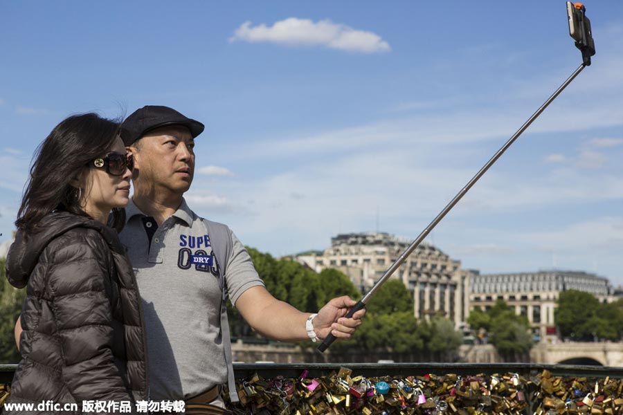 Paris removes all 'love locks' from bridge