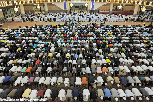 Muslims around the world mark first eve of holy month