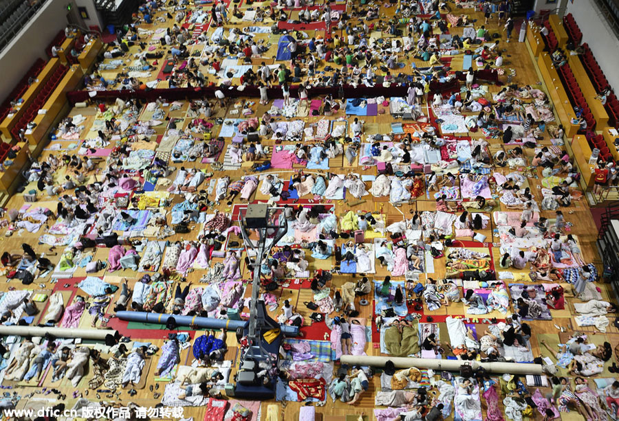 1,000 students sleep in gym to escape heat