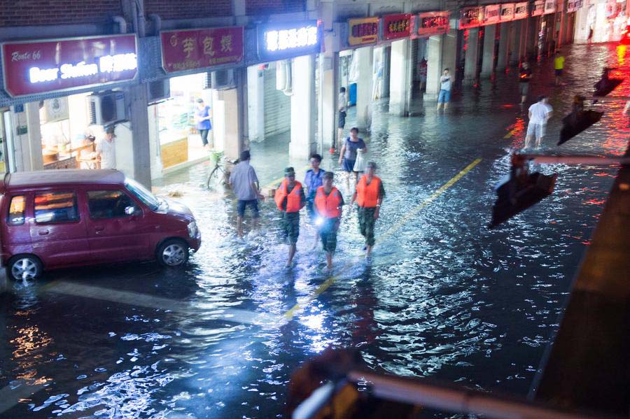 Typhoon Dujuan makes landfall, disrupts traffic