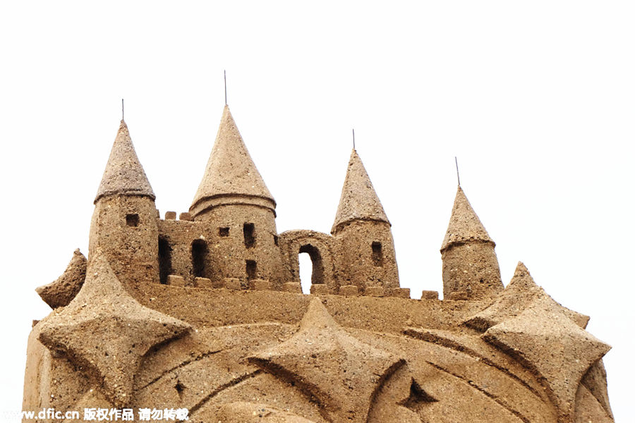 Vivid sand sculptures attract visitors in Hunan