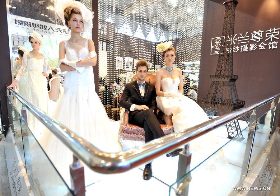 Models showcase elegance at wedding expo in Nanjing