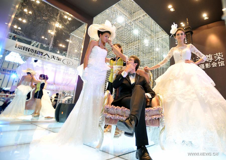 Models showcase elegance at wedding expo in Nanjing